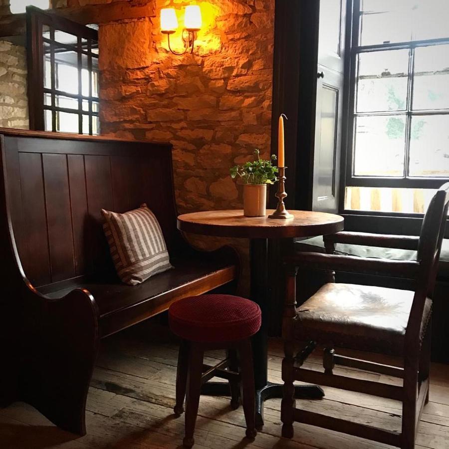 Royal Oak Ramsden Hotel Екстериор снимка